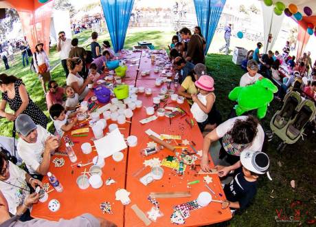 kids doing arts in IAC keshet kids space