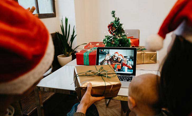 A-family-talking-to-another-family-over-FaceTime-unwrapping-gifts