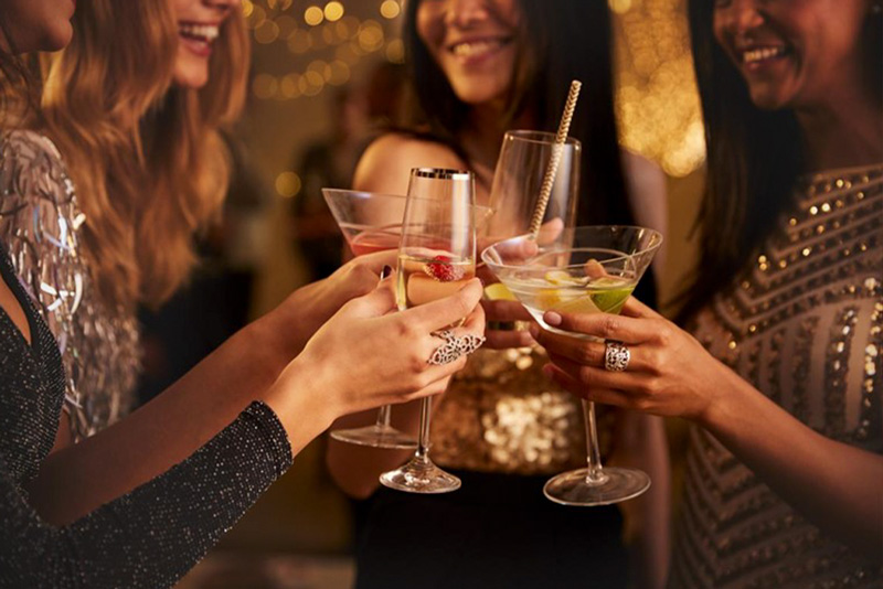 ladies-cheering-their-drinks-together